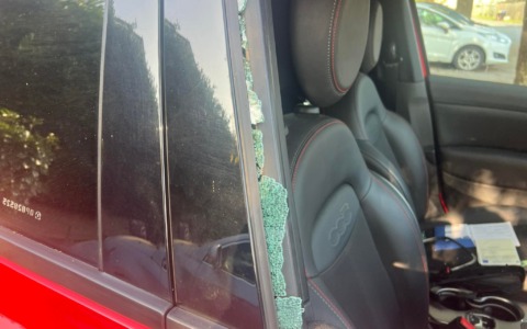 Ladri scatenati, rubate tre automobili: due sono state ritrovare «smontate»