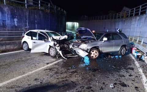 Frontale tra due auto nel sottopasso di Balangero