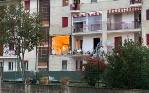Esplosione distrugge un appartamento a Rivarolo Canavese: una donna ferita