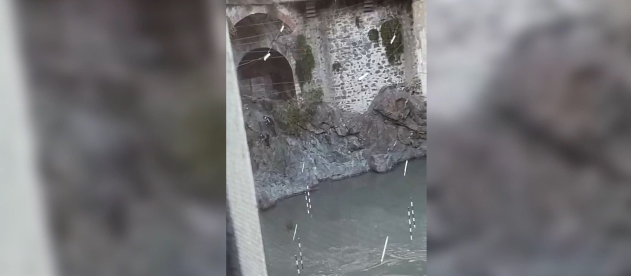 Bravata sulle sponde rocciose della Dora Baltea, interviene la Polizia Municipale