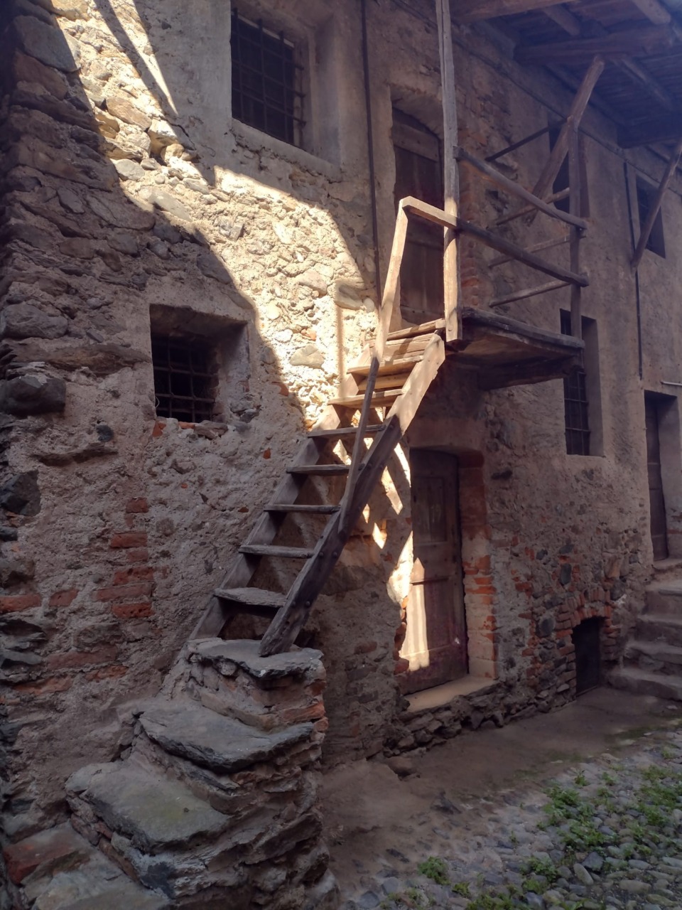 «Luci nel Ricetto»: il borgo di Palazzo si illumina di storia e tradizione