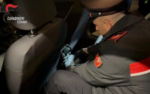 Cocaina nel bocchettone dell’auto e nel cuscino: arrestato 65enne nel Canavese
