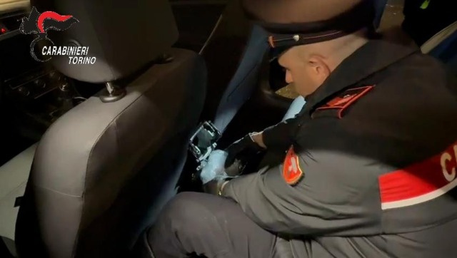 Cocaina nel bocchettone dell’auto e nel cuscino: arrestato 65enne nel Canavese