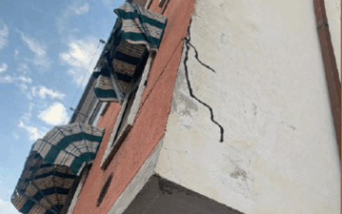 Le case Atc di Leini hanno crepe sui muri della facciata e anche balconi che perdono i pezzi