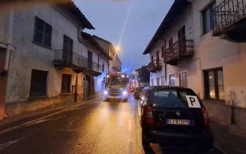 A fuoco il tetto di un’abitazione in centro a Castellamonte