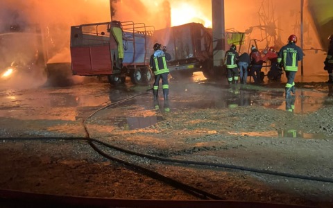 Incendio a Favria: in fiamme un fienile con 500 rotoballe, vigili del fuoco al lavoro per ore