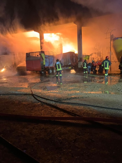Incendio a Favria: in fiamme un fienile con 500 rotoballe, vigili del fuoco al lavoro per ore