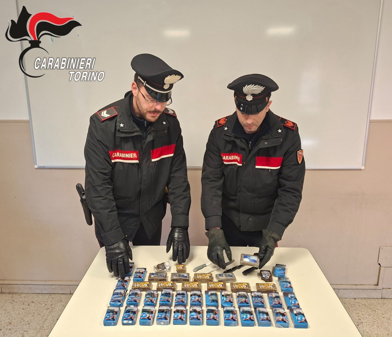 Quattro chili di hashish nascosti in casa: arrestati padre e figlio
