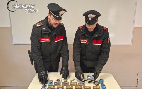 Quattro chili di hashish nascosti in casa: arrestati padre e figlio