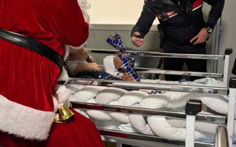 Babbo Natale e Carabinieri portano doni e sorrisi ai piccoli pazienti degli ospedali