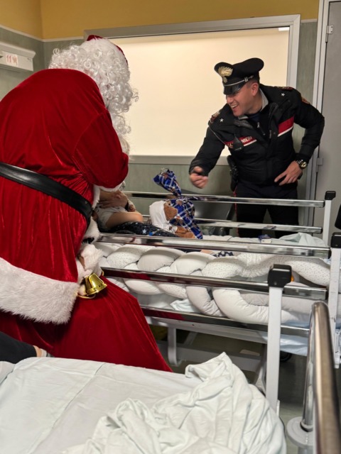 Babbo Natale e Carabinieri portano doni e sorrisi ai piccoli pazienti degli ospedali