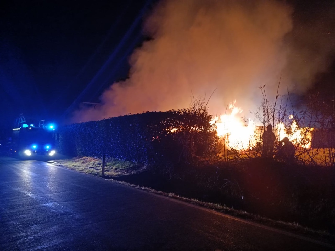 San Benigno, rimessa agricola in fiamme sulla Sp87: intervento dei Vigili del Fuoco