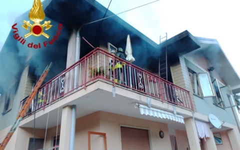 Fiamme a Lanzo: a fuoco una struttura residenziale