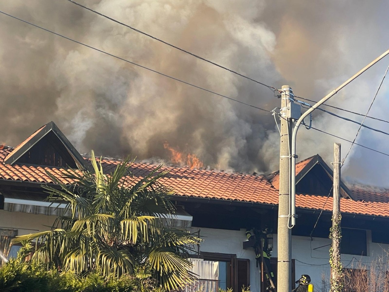 Paura a Pertusio: incendio divora il tetto di una casa