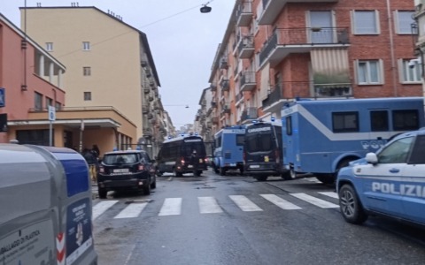 Vanchiglia blindata dopo lo sgombero di Askatasuna: la vita sospesa di un artista rivarolese con sclerosi multipla