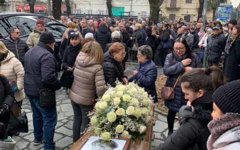 Volpiano piange Andrea, in oltre duecento per il saluto d’addio