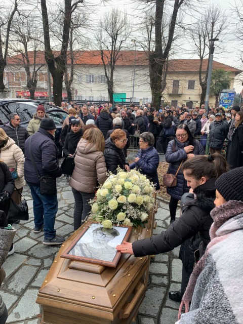 Addio Andrea, in oltre duecento per il saluto d’addio