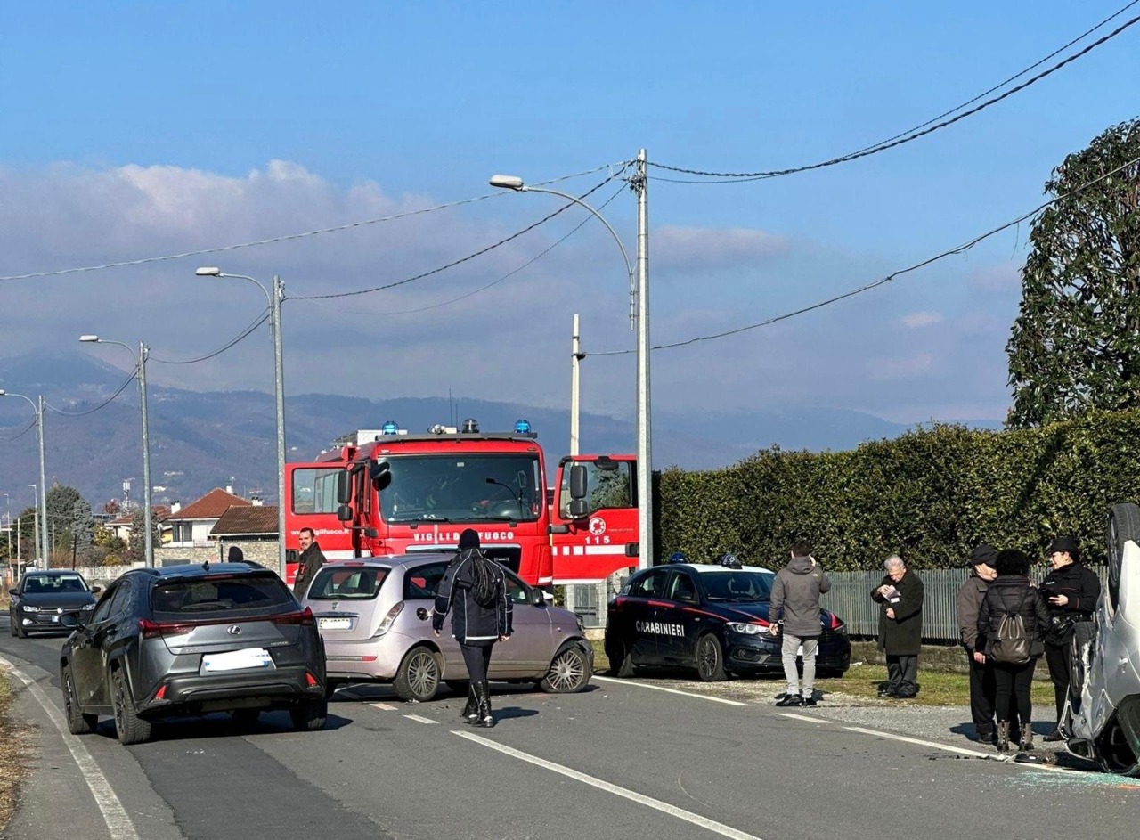Incidente in via Salassa a Oglianico: scontro tra due auto, una si ribalta
