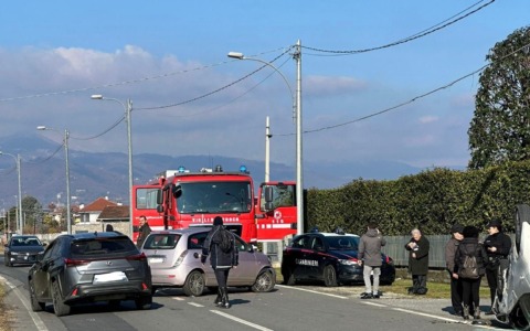 Incidente in via Salassa a Oglianico: scontro tra due auto, una si ribalta