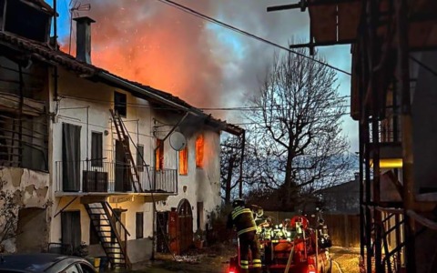 Incendio a Rivara in un’abitazione: una persona trasportata al Cto