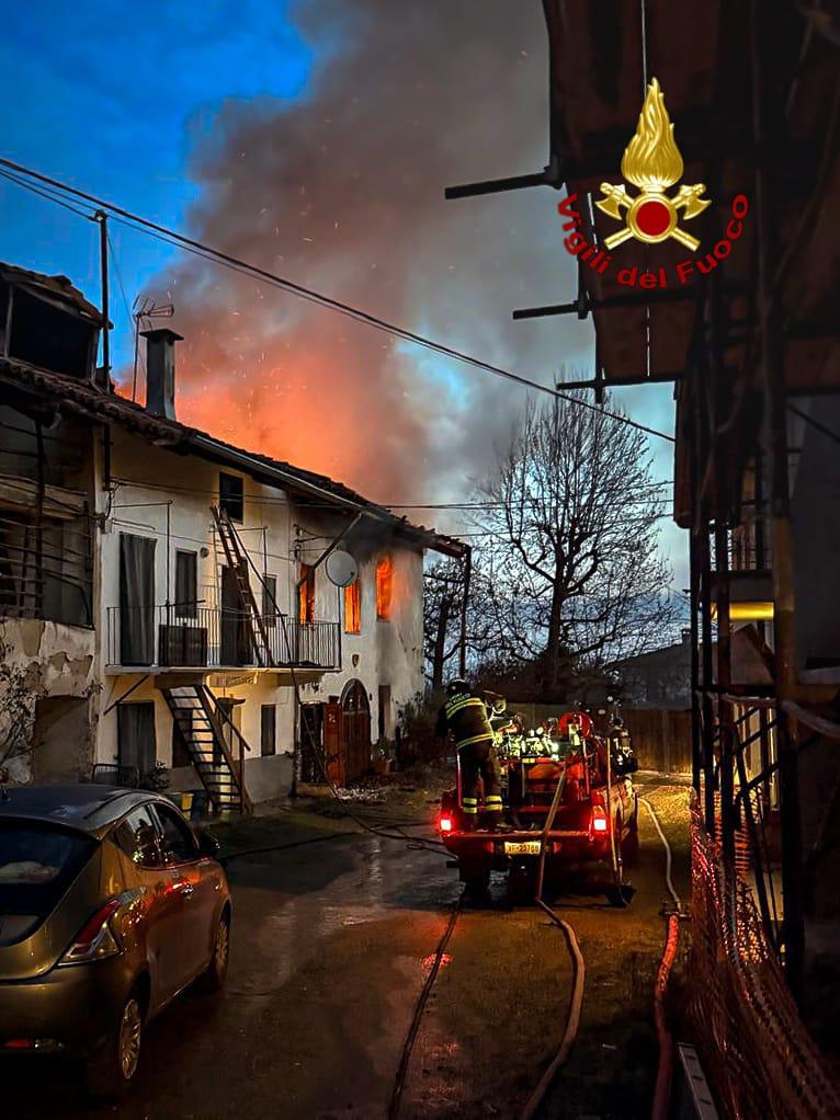 Incendio a Rivara in un’abitazione: una persona trasportata al Cto