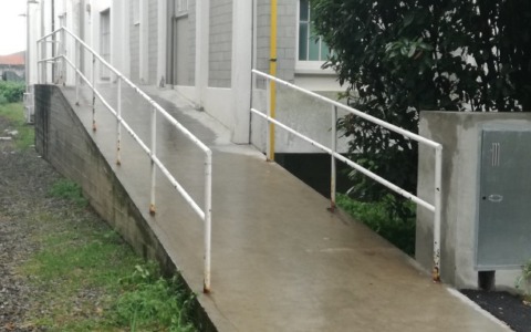 «Rampa pericolosa all’Asl di Rivarolo»: la battaglia di un cittadino per l’accessibilità