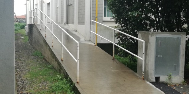 «Rampa pericolosa all’Asl di Rivarolo»: la battaglia di un cittadino per l’accessibilità