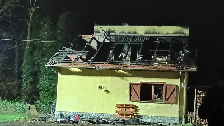 Incendio distrugge una villetta a Ceres: raccolta fondi per aiutare mamma e figlia rimaste senza casa