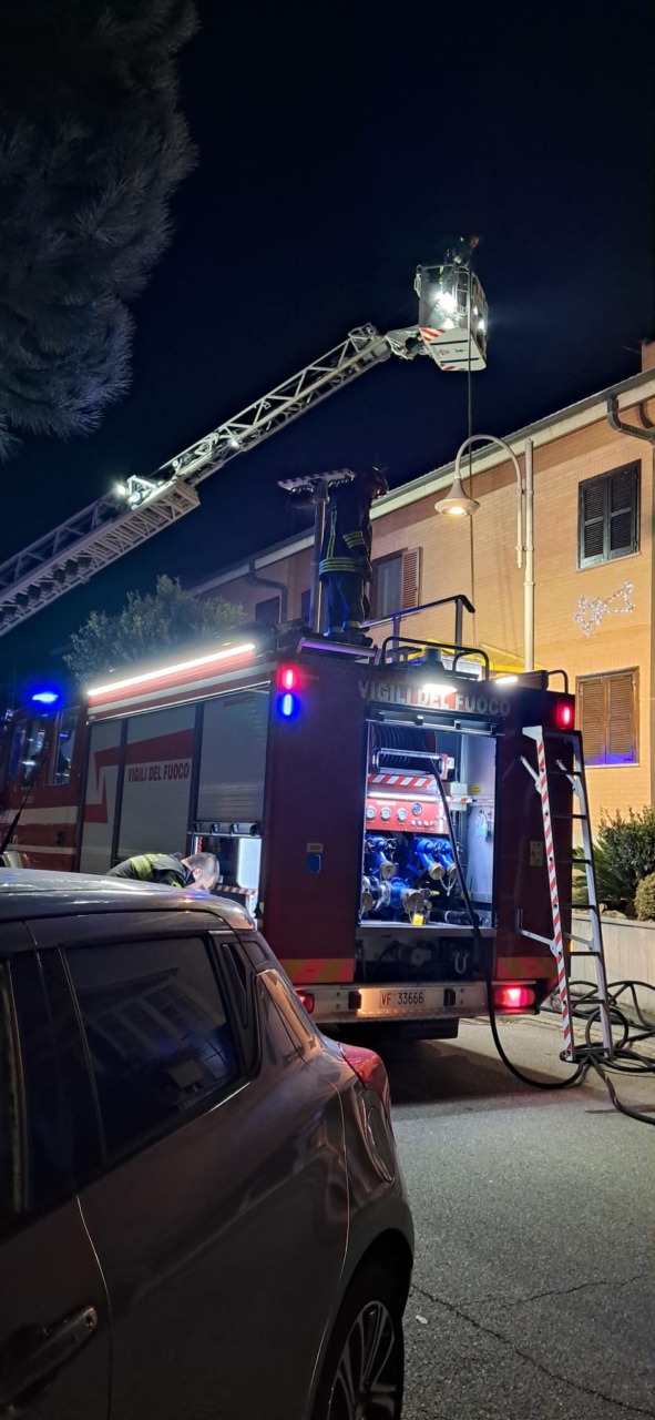 Incendio al camino in zona Campo Marzo: intervento dei Vigili del Fuoco in via Atzei
