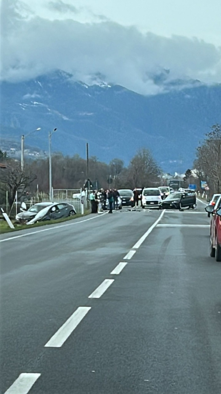 Incidente sulla 460 a Salassa: coinvolte tre auto
