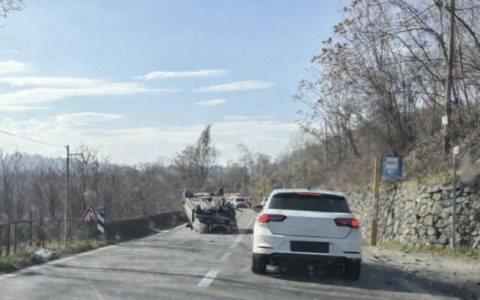 Auto si ribalta sulla Pedemontana: conducente trasportato in ospedale