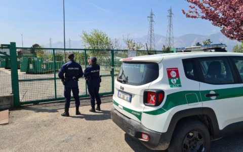 Aggredisce operatore dell’ecocentro: identificato e denunciato dalla Polizia Locale di Nole