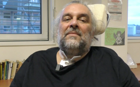 Il miracolo di Don Riccardo: torna a parlare ai fedeli in un video