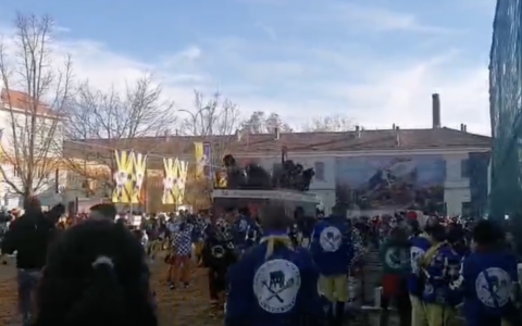 Carnevale di Ivrea 2026, grande spettacolo per il primo giorno della Battaglia delle Arance VIDEO