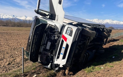 Incidente sull’A5 tra Volpiano e San Giorgio: autocarro finisce in scarpata, nessun ferito