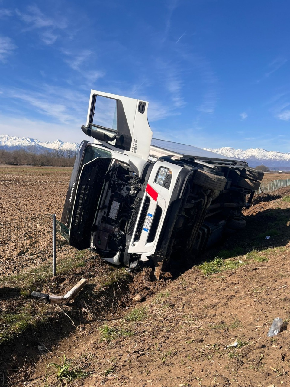 Incidente sull’A5 tra Volpiano e San Giorgio: autocarro finisce in scarpata, nessun ferito