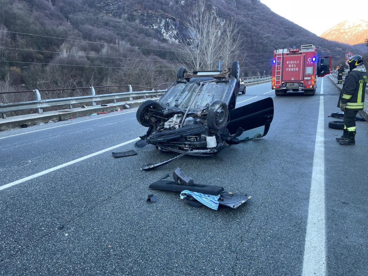 Incidente sulla 460 a Pont Canavese: auto si ribalta sul viadotto, ferita una donna