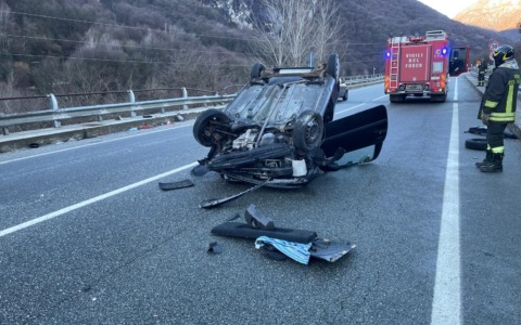 Incidente sulla 460 a Pont Canavese: auto si ribalta sul viadotto, ferita una donna