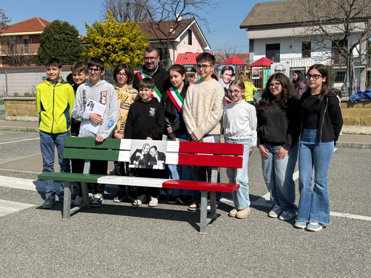 Gli alunni delle scuole in marcia per rendere omaggio alle vittime della mafia. Inaugurata anche la Panchina della Legalità