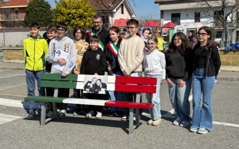 Gli alunni delle scuole in marcia per rendere omaggio alle vittime della mafia. Inaugurata anche la Panchina della Legalità