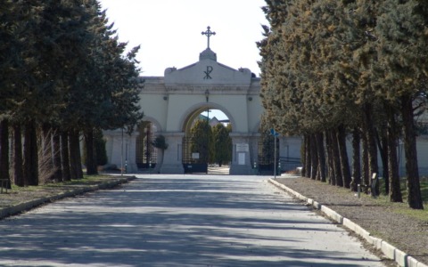 Paura al cimitero: caccia al maniaco sulla Citroën che terrorizza le donne