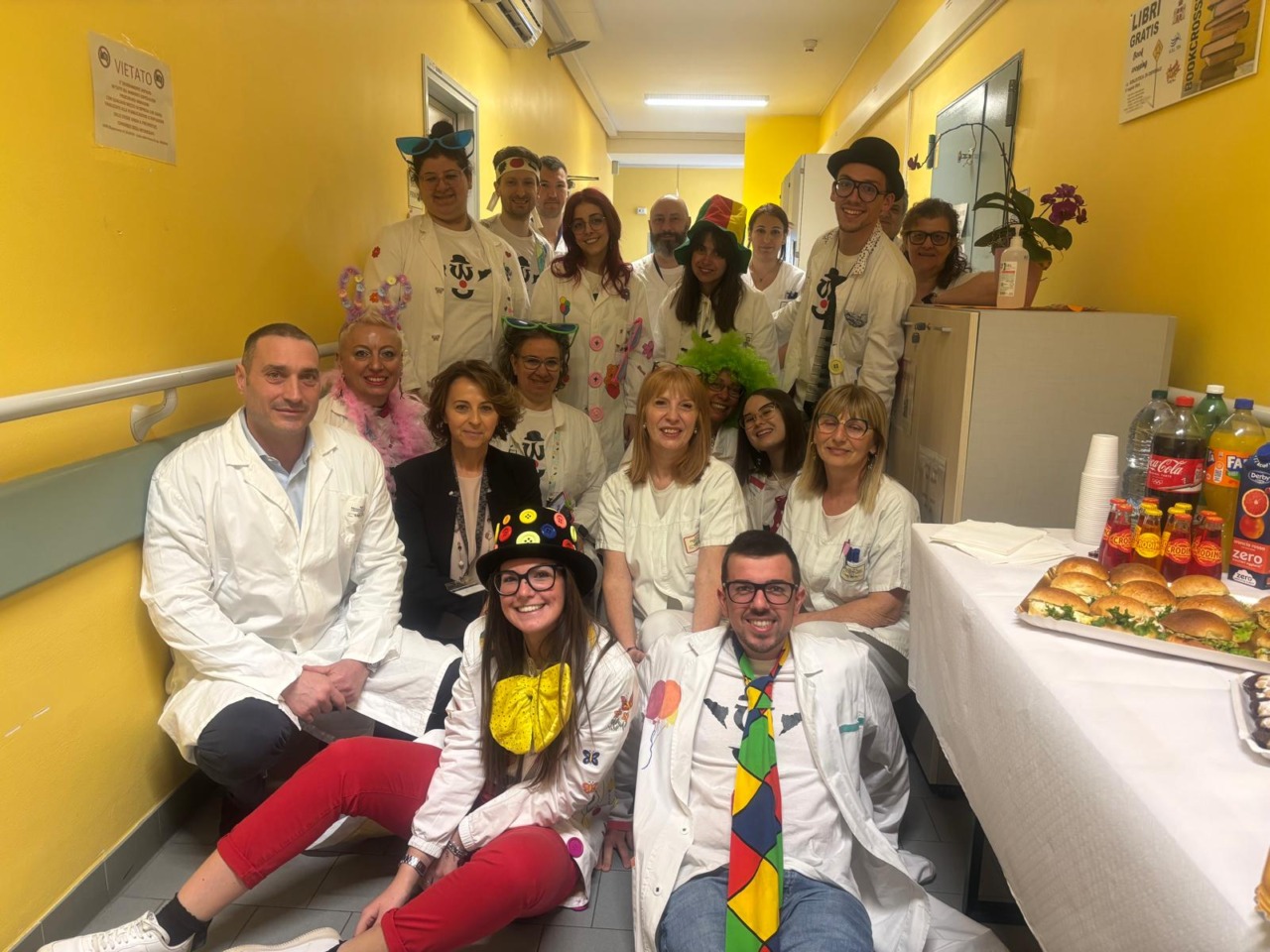 Ospedale di Ciriè, nuovi televisori in Ortopedia: donazione dei Wolontari Clown per umanizzare le cure