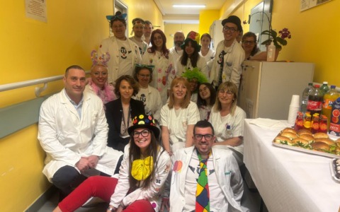 Ospedale di Ciriè, nuovi televisori in Ortopedia: donazione dei Wolontari Clown per umanizzare le cure
