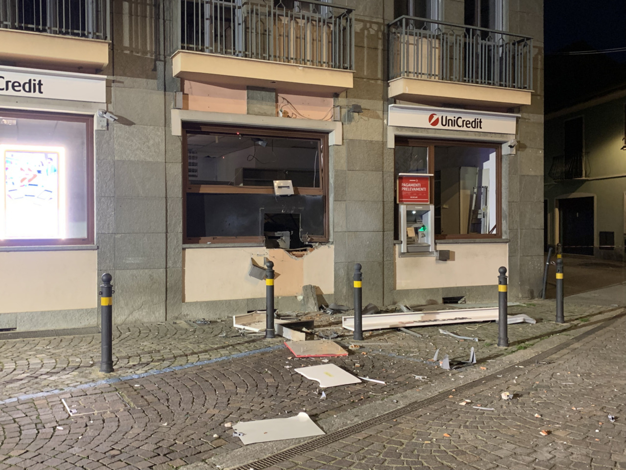 Colpo nella notte a Volpiano: esplode il bancomat in piazza XXV Aprile
