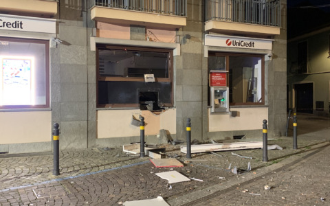 Colpo nella notte a Volpiano: esplode il bancomat in piazza XXV Aprile
