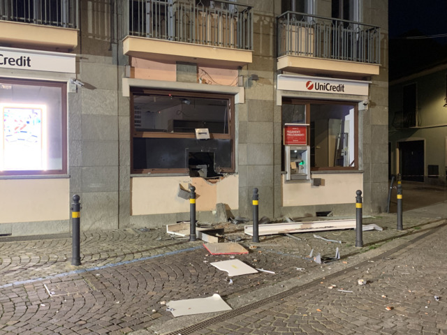 Colpo nella notte a Volpiano: esplode il bancomat in piazza XXV Aprile