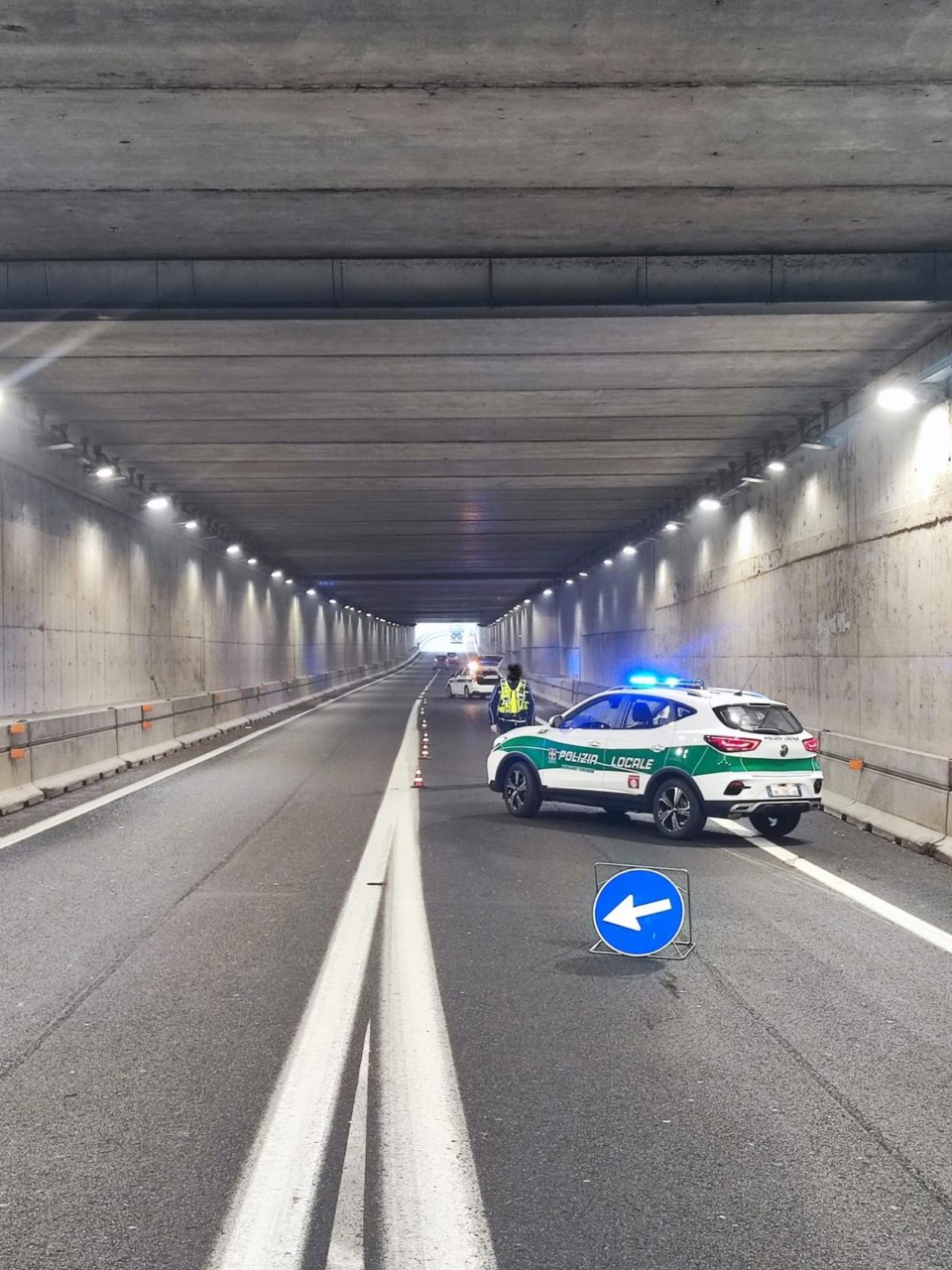 Furgone perde il carico sulla SP 501: intervento rapido della Polizia Locale di Borgaro nel sottopasso verso la tangenziale