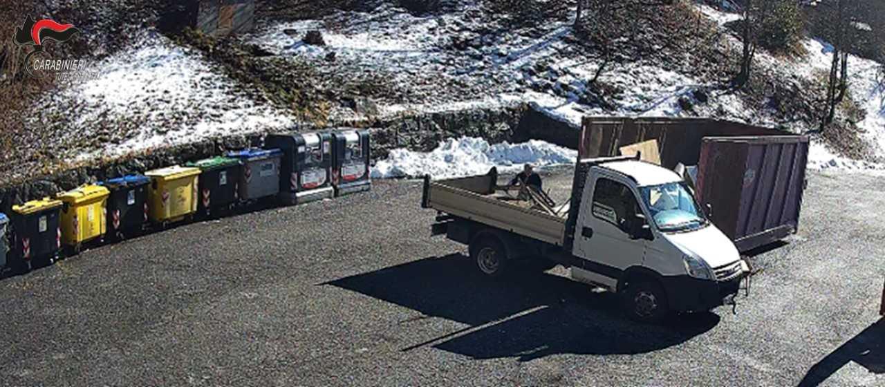Rifiuti e furto: sorpreso a saccheggiare l’isola ecologica, sequestrata discarica abusiva in giardino