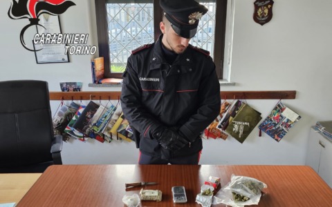 Castellamonte, spaccia droga mentre è ai domiciliari: arrestato 51enne, resta in carcere