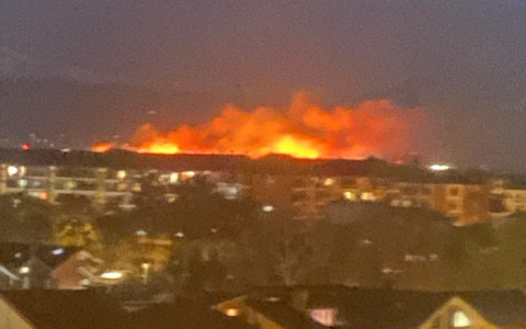 Incendio nelle Vaude: fiamme spinte dal vento, paura per case e cascine